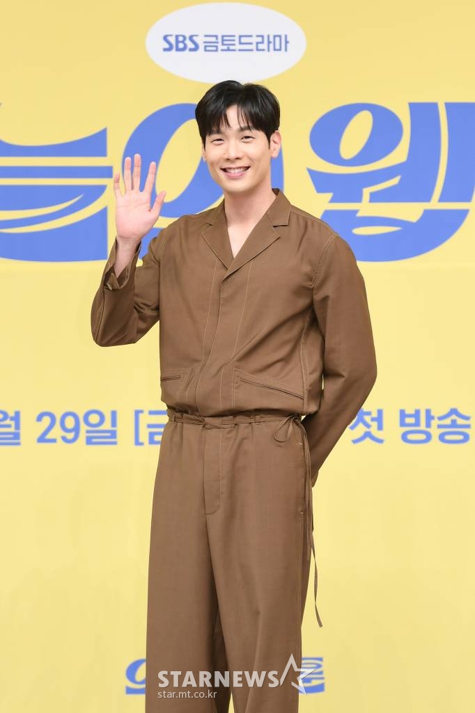 배우 최다니엘이 26일 온라인으로 진행된 SBS 새 금토드라마 '오늘의 웹툰' 제작발표회에 참석해 포즈를 취하고 있다. '오늘의 웹툰'은 매일 '오늘의 웹툰'을 업로드하기 위한 웹툰 업계의 다이나믹 오피스 라이프, 그 세계에 발을 들인 유도 선수 출신 새내기 웹툰 편집자 온마음의 레벨업 성장기를 그린 드라마다. 오는 29일 첫 방송./ 사진제공 = SBS /사진=김창현 기자 chmt@