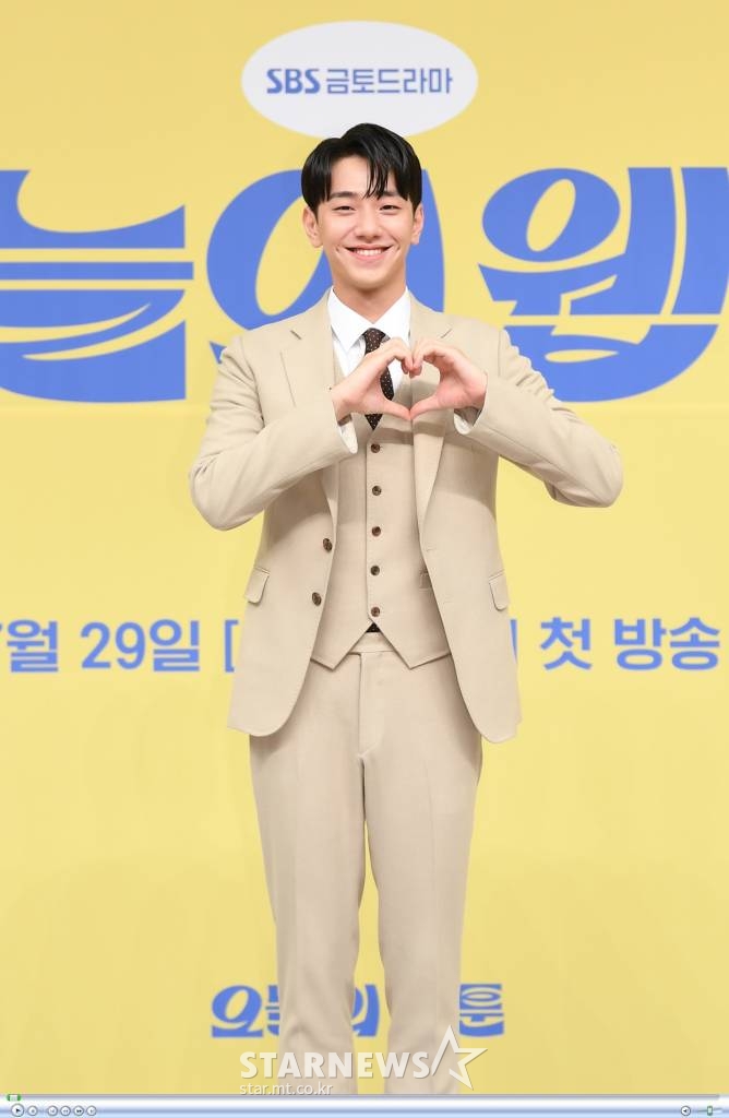 배우 남윤수가 26일 온라인으로 진행된 SBS 새 금토드라마 '오늘의 웹툰' 제작발표회에 참석해 포즈를 취하고 있다. '오늘의 웹툰'은 매일 '오늘의 웹툰'을 업로드하기 위한 웹툰 업계의 다이나믹 오피스 라이프, 그 세계에 발을 들인 유도 선수 출신 새내기 웹툰 편집자 온마음의 레벨업 성장기를 그린 드라마다. 오는 29일 첫 방송./ 사진제공 = SBS /사진=김창현 기자 chmt@