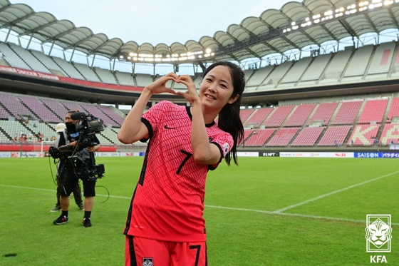 경기 후 하트 포즈를 취하는 이민아. /사진=대한축구협회 제공