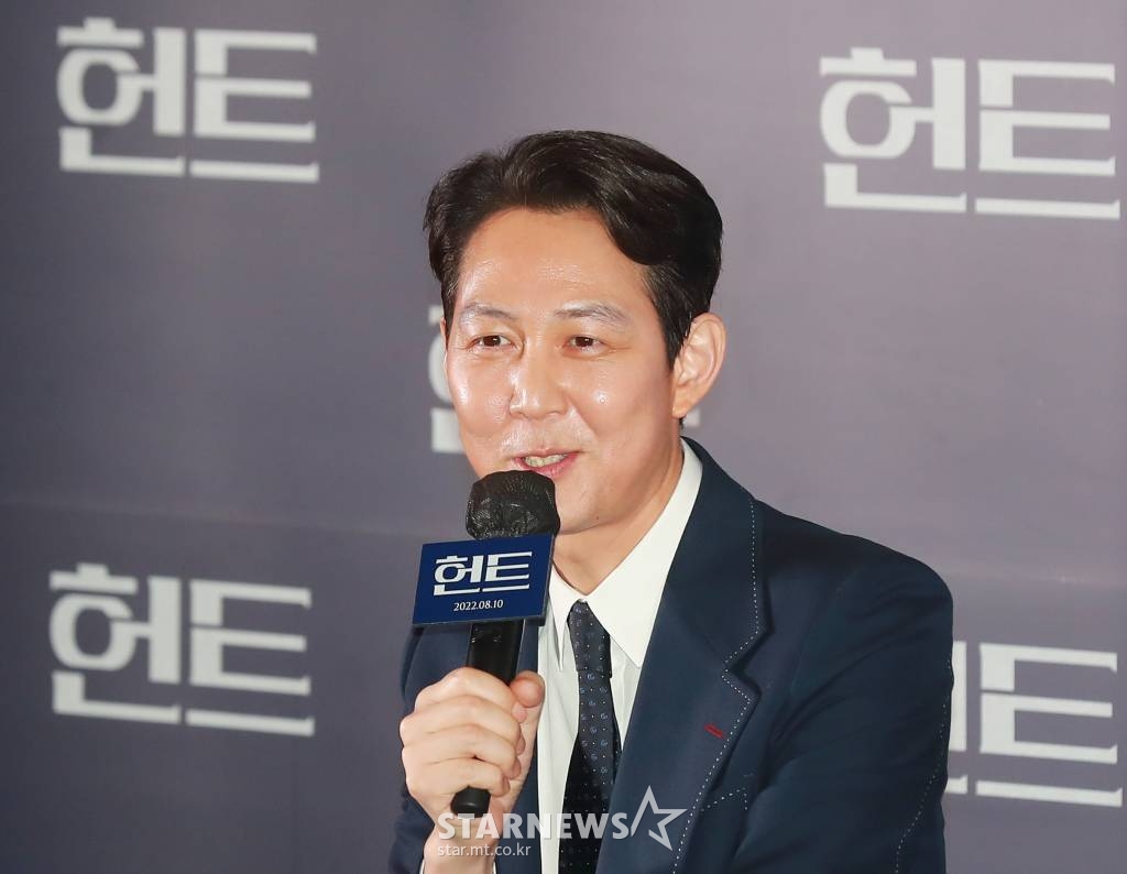감독 겸 배우 이정재가 27일 오후 서울 강남구 메가박스 코엑스점에서 진행된 영화 '헌트'(감독 이정재) 언론시사회에 참석해 질문에 답하고 있다. 조직 내 숨어든 스파이를 색출하기 위해 서로를 의심하는 안기부 요원 박평호와 김정도의 이야기를 그린 영화 '헌트'는 8월 10일 개봉한다. /2022.07.27 /사진=이동훈 기자 photoguy@