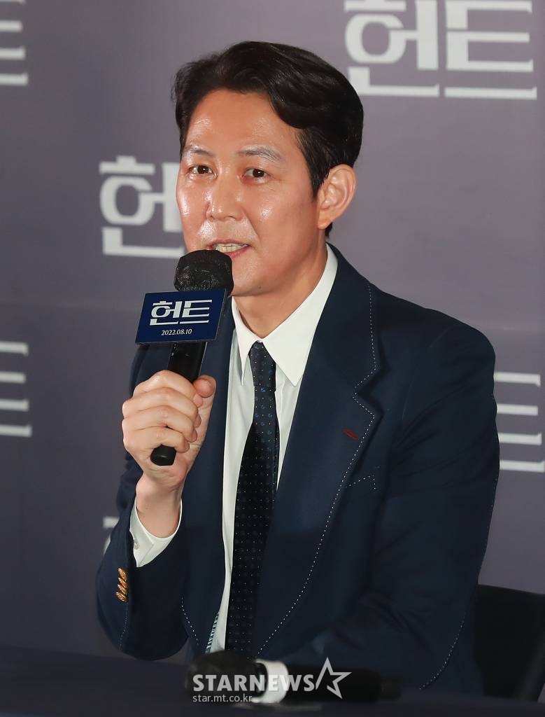 감독 겸 배우 이정재가 27일 오후 서울 강남구 메가박스 코엑스점에서 진행된 영화 '헌트'(감독 이정재) 언론시사회에 참석해 질문에 답하고 있다. 조직 내 숨어든 스파이를 색출하기 위해 서로를 의심하는 안기부 요원 박평호와 김정도의 이야기를 그린 영화 '헌트'는 8월 10일 개봉한다. /2022.07.27 /사진=이동훈 기자 photoguy@
