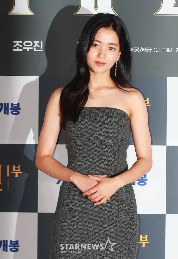 배우 김태리가 13일 오후 서울 CGV용산아이파크몰에서 진행된 영화 '외계+인' 1부(감독 최동훈) 언론시사회에 참석해 포즈를 취하고 있다.  고려 말 소문 속의 신검을 차지하려는 도사들과 2022년 인간의 몸 속에 수감된 외계인 죄수를 쫓는 이들 사이에 시간의 문이 열리며 펼쳐지는 이야기를 그린 영화 '외계+인' 1부는 오는 20일 개봉된다. /2022.07.13 /사진=이동훈 기자 photoguy@