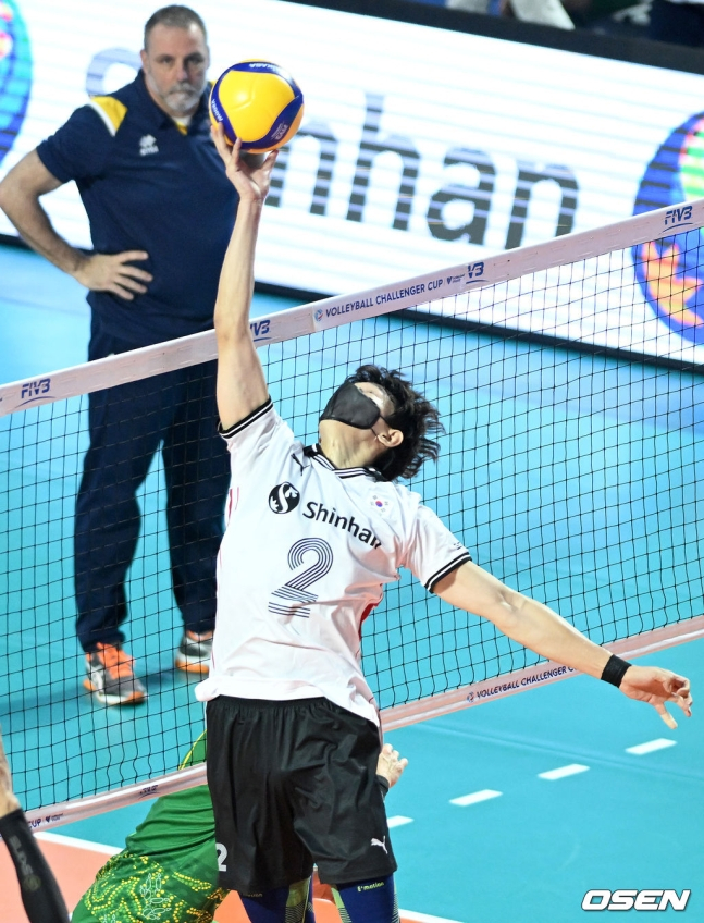한선수가 28일 서울 잠실학생체육관에서 열린 호주와 2022 국제배구연맹(FIVB) 발리볼챌린저컵(VCC) 8강전에서 한 손 토스를 하고 있다./사진=OSEN