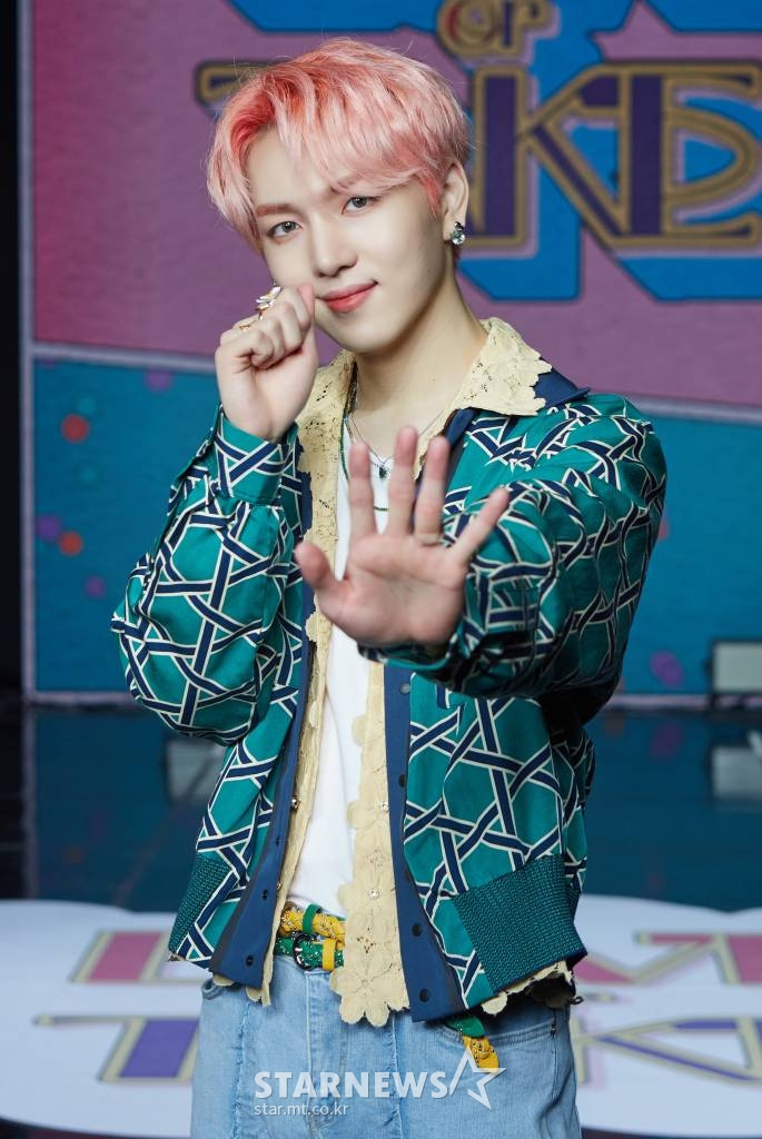 그룹 펜타곤이 키노가 15일 오후 온라인 생중계로 진행된 미니 11집 ‘LOVE or TAKE’(러브 올 테이크) 발매 쇼케이스에서 신곡을 선보이고 있다. /사진제공=큐브엔터테인먼트 2021.03.15