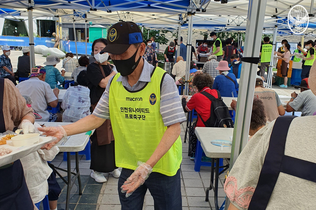 지난 28일 인천 부평역 북광장에서 진행된 사랑의 빨간밥차 봉사활동 중인 전달수 인천유나이티드 대표. /사진=인천유나이티드
