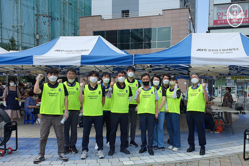 지난 28일 인천 부평역 북광장에서 진행된 사랑의 빨간밥차 봉사활동에 나선 인천 구단 임직원. /사진=인천유나이티드