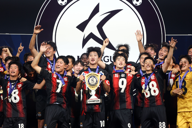 K리그 U-18 챔피언십 정상에 오른 FC서울 산하 U-18팀 오산고 선수들. /사진=한국프로축구연맹