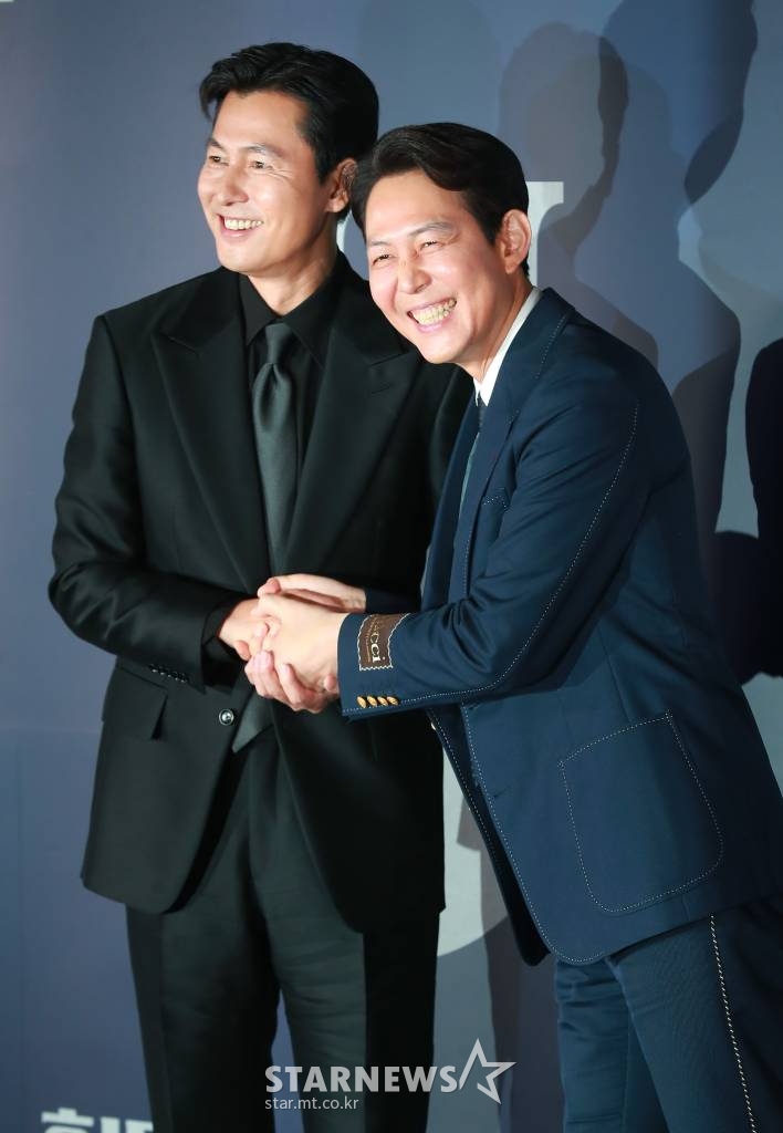 배우 정우성, 이정재가 27일 오후 서울 강남구 메가박스 코엑스점에서 진행된 영화 '헌트'(감독 이정재) 언론시사회에 참석해 포즈를 취하고 있다. 조직 내 숨어든 스파이를 색출하기 위해 서로를 의심하는 안기부 요원 박평호와 김정도의 이야기를 그린 영화 '헌트'는 8월 10일 개봉한다. /2022.07.27 /사진=이동훈 기자 photoguy@
