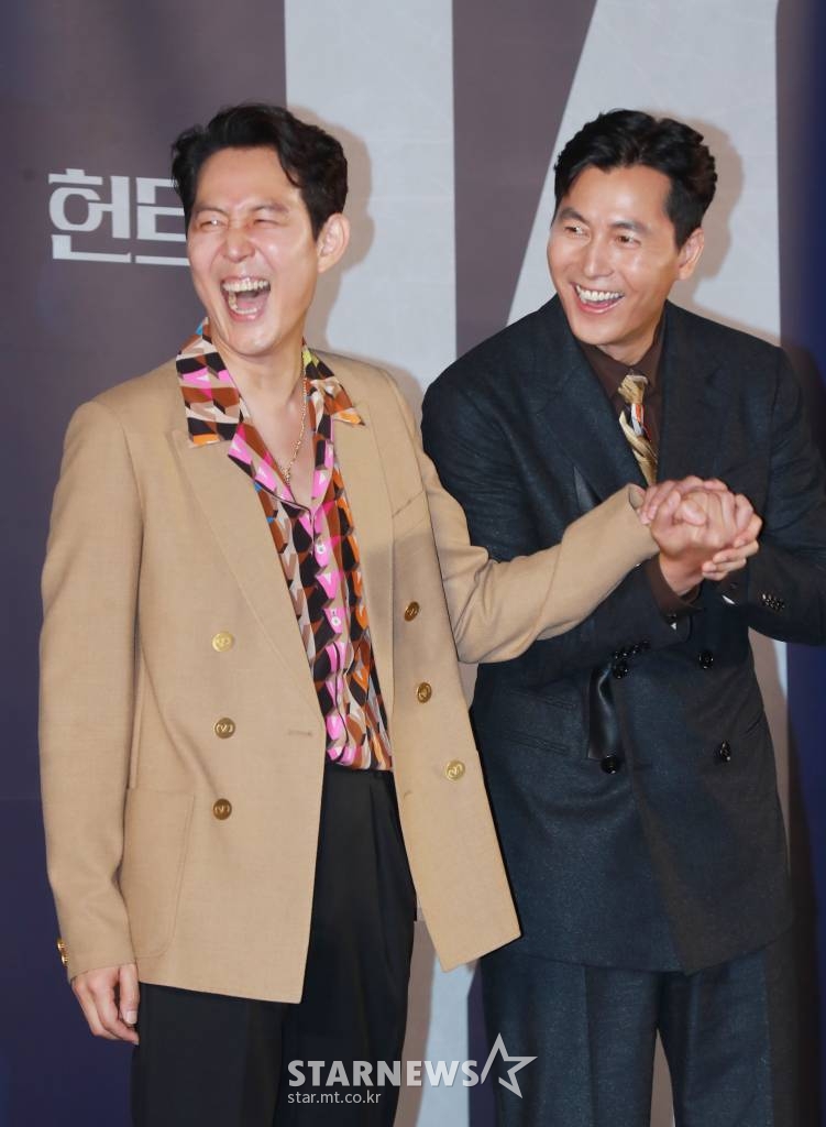 배우 이정재, 정우성이 5일 오전 서울 성동구 메가박스 성수점에서 진행된 영화 '헌트'(감독 이정재) 제작발표회에 참석해 포즈를 취하고 있다. 조직 내 숨어든 스파이를 색출하기 위해 서로를 의심하는 안기부 요원 박평호와 김정도의 이야기를 그린 영화 '헌트'는 8월 10일 개봉한다. /2022.07.05 /사진=이동훈 기자 photoguy@