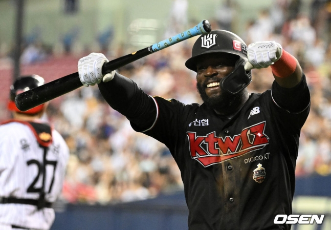 KT 외국인 타자 앤서니 알포드가 30일 잠실 LG전 9회초 1사 1, 3루에서 LG 마무리 고우석을 상대로 동점 3점 홈런을 치고 웃고 있다.