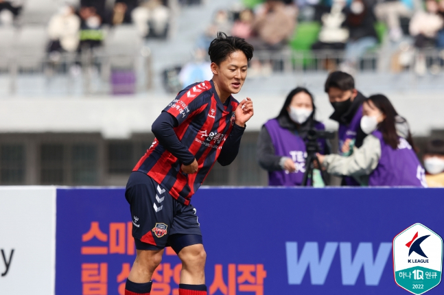 지난 3월 20일 대구FC를 상대로 K리그 데뷔골을 터뜨린 뒤 댄스 세리머니를 펼치고 있는 수원FC 이승우. /사진=한국프로축구연맹