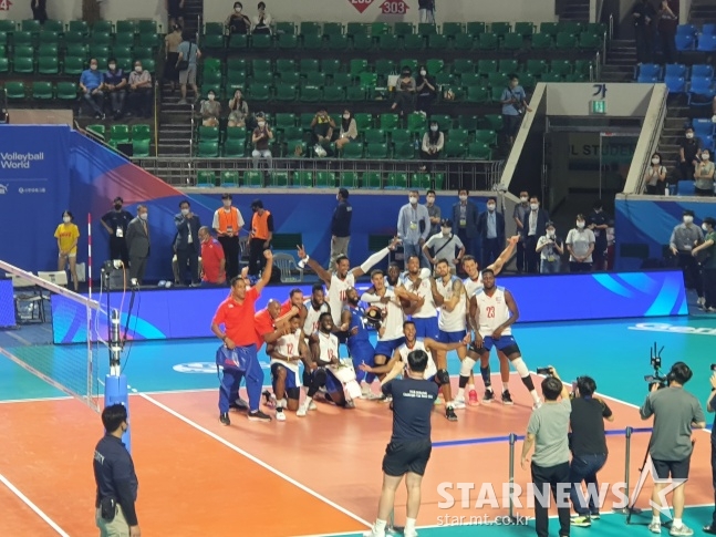 쿠바 대표팀이 31일 서울 잠실학생체육관에서 2022 국제배구연맹(FIVB) 발리볼챌린저컵(VCC)에서 우승을 차지한 뒤 기념 사진을 촬영하고 있다./사진=김동윤 기자