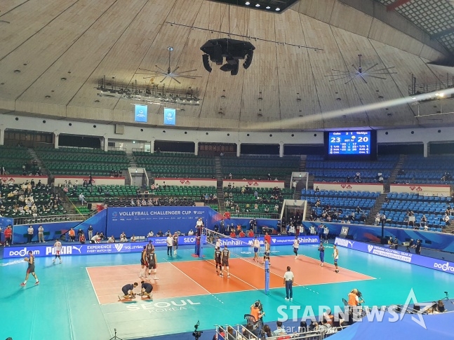 쿠바와 튀르키예의 2022 국제배구연맹(FIVB) 발리볼챌린저컵(VCC) 결승전이 열린 서울 잠실학생체육관./사진=김동윤 기자