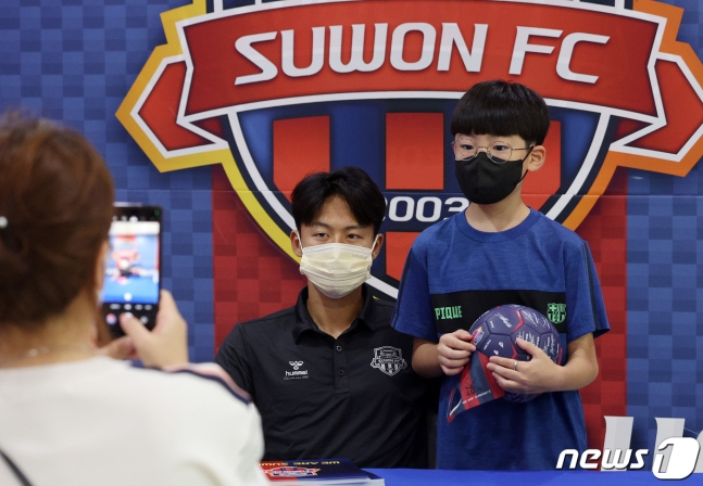 31일 오후 경기 수원종합운동장에서 열리는 프로축구 '하나원큐 K리그 2022' 25라운드 대구FC와 수원FC와의 경기에 앞서 수원FC 이승우가 어린이 축구팬들에게 팬사인회 이벤트를 진행하고 있다. /사진=뉴스1