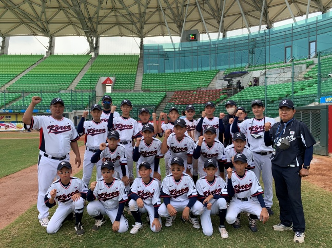 일본전 승리(3-1)후 경기장에서 단체사진/사진=대한야구소프트볼협회
