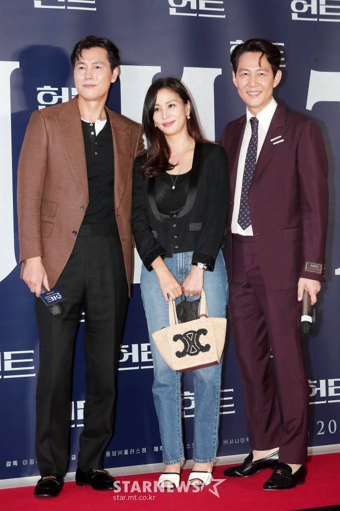 배우 고소영이 2일 오후 서울 강남구 삼성동 메가박스 코엑스에서 진행된 영화 '헌트' VIP시사회에 참석해 정우성, 이정재와 포즈를 취하고 있다.  '헌트'는 조직 내 숨어든 스파이를 색출하기 위해 서로를 의심하는 안기부 요원 '박평호'와 '김정도'가 '대한민국 1호 암살 작전'이라는 거대한 사건과 직면하며 펼쳐지는 첩보 액션 드라마. 오는 10일 개봉. 2022.08.02 /사진=김창현 기자 chmt@