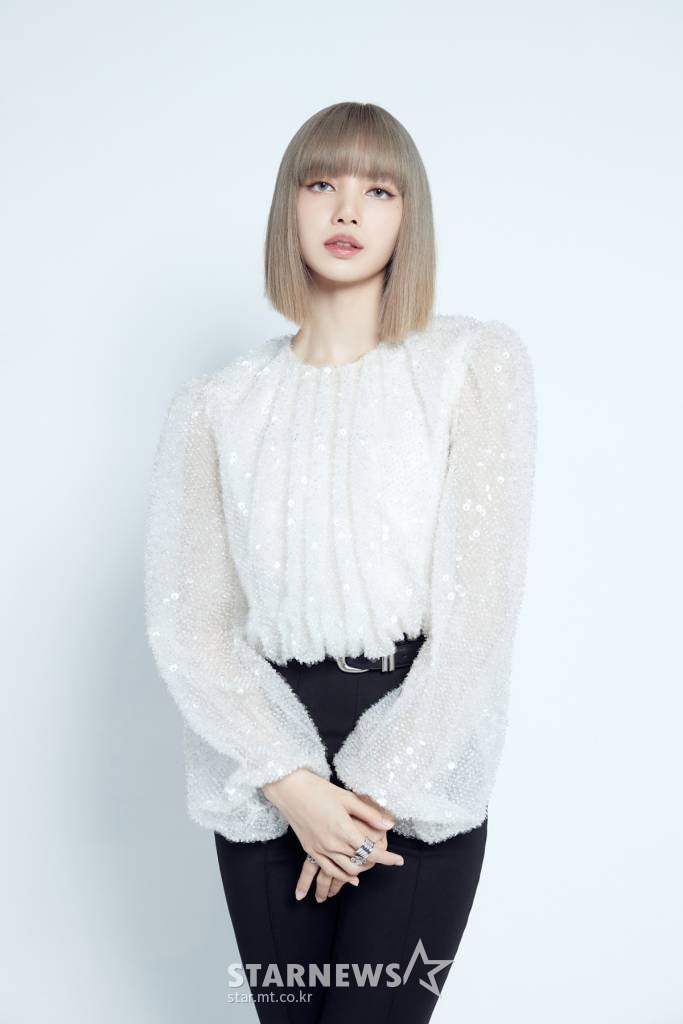 걸그룹 블랙핑크(BLACKPINK) 리사가 10일 오전 온라인으로 진행된 첫 솔로 싱글 앨범 'LALISA' 발매 기념 쇼케이스에서 포즈를 취하고 있다. 'LALISA'는 힙합을 기반으로 한 강렬한 사운드, 카리스마 넘치는 랩, 최정점의 퍼포먼스를 한데 모아 리사만의 음악적 정체성을 살려낸 앨범이다. / 사진제공 = YG엔터테인먼트 /사진=김창현 기자 chmt@