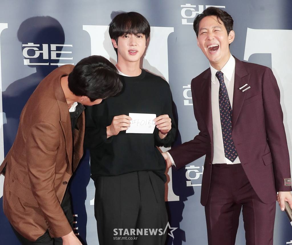 방탄소년단 진이 2일 오후 서울 강남구 삼성동 메가박스 코엑스에서 진행된 영화 '헌트' VIP시사회에 참석해 정우성, 이정재와 포즈를 취하고 있다.  '헌트'는 조직 내 숨어든 스파이를 색출하기 위해 서로를 의심하는 안기부 요원 '박평호'와 '김정도'가 '대한민국 1호 암살 작전'이라는 거대한 사건과 직면하며 펼쳐지는 첩보 액션 드라마. 오는 10일 개봉. 2022.08.02 /사진=김창현 기자 chmt@