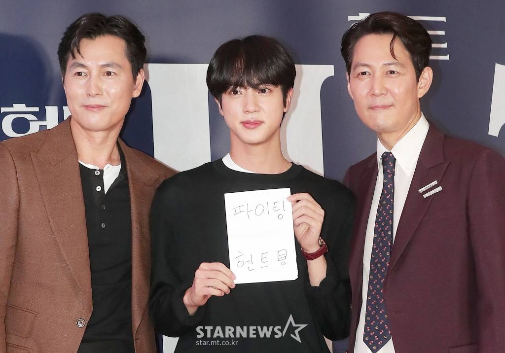 방탄소년단 진이 2일 오후 서울 강남구 삼성동 메가박스 코엑스에서 진행된 영화 '헌트' VIP시사회에 참석해 정우성, 이정재와 포즈를 취하고 있다.  '헌트'는 조직 내 숨어든 스파이를 색출하기 위해 서로를 의심하는 안기부 요원 '박평호'와 '김정도'가 '대한민국 1호 암살 작전'이라는 거대한 사건과 직면하며 펼쳐지는 첩보 액션 드라마. 오는 10일 개봉. 2022.08.02 /사진=김창현 기자 chmt@