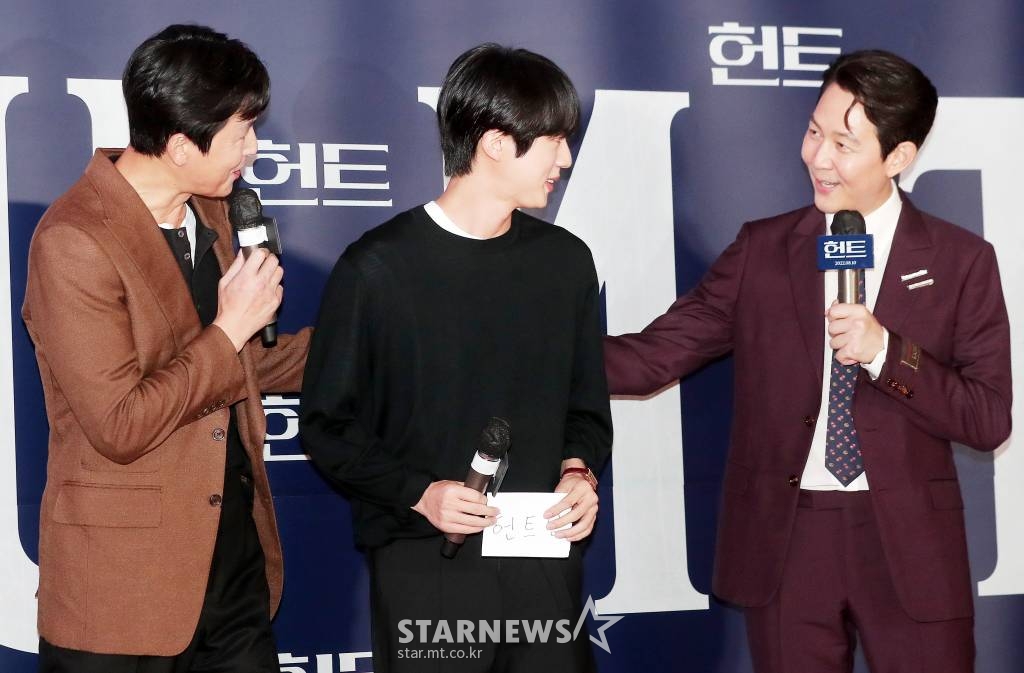 방탄소년단 진이 2일 오후 서울 강남구 삼성동 메가박스 코엑스에서 진행된 영화 '헌트' VIP시사회에 참석해 정우성, 이정재와 인사를 나누고 있다.  '헌트'는 조직 내 숨어든 스파이를 색출하기 위해 서로를 의심하는 안기부 요원 '박평호'와 '김정도'가 '대한민국 1호 암살 작전'이라는 거대한 사건과 직면하며 펼쳐지는 첩보 액션 드라마. 오는 10일 개봉. 2022.08.02 /사진=김창현 기자 chmt@