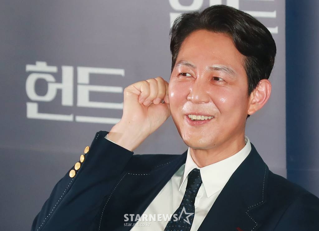 감독 겸 배우 이정재가 27일 오후 서울 강남구 메가박스 코엑스점에서 진행된 영화 '헌트'(감독 이정재) 언론시사회에 참석해 질문에 답하고 있다. 조직 내 숨어든 스파이를 색출하기 위해 서로를 의심하는 안기부 요원 박평호와 김정도의 이야기를 그린 영화 '헌트'는 8월 10일 개봉한다. /2022.07.27 /사진=이동훈 기자 photoguy@