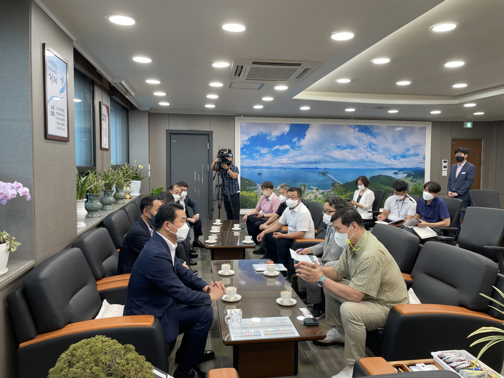 허구연(오른쪽) KBO 총재와 박종우(왼쪽) 거제시장 및 관계자들의 회의 모습. /사진=KBO 제공