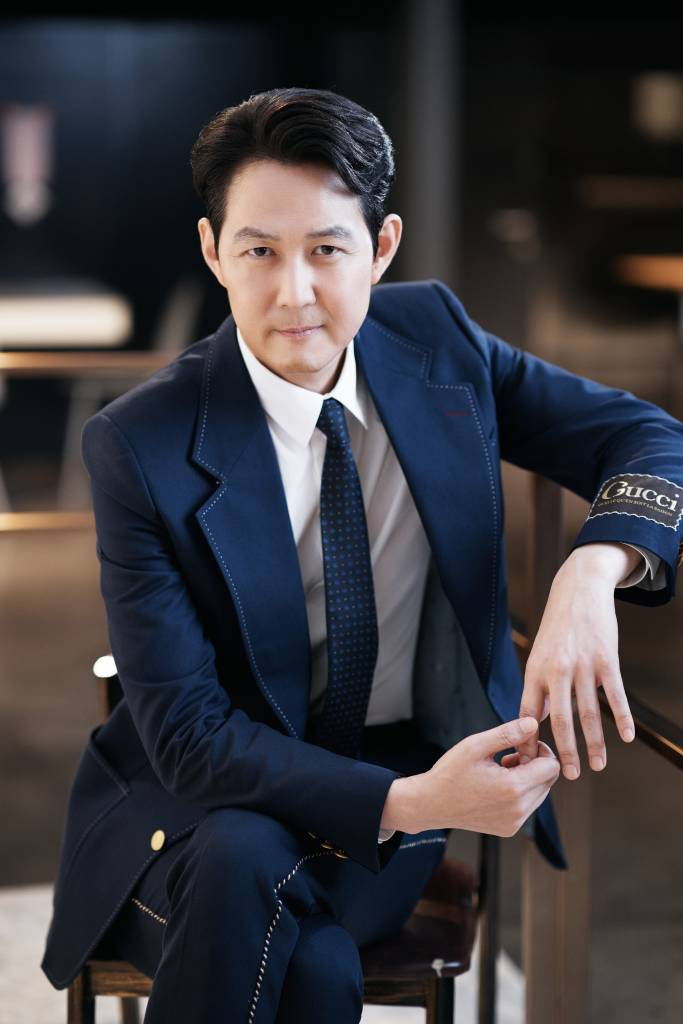 감독 겸 배우 이정재가 3일 오후 서울 종로구 삼청동의 한 카페에서 진행된 영화 '헌트' 개봉 관련 인터뷰를 위해 포즈를 취하고 있다. '헌트'는 넷플릭스 오리지널 시리즈 '오징어 게임'을 통해 대한민국을 대표하는 배우에서 세계적인 배우로 발돋움한 배우 이정재의 감독 데뷔작으로 화제를 모으고 있다. '헌트'는 조직 내 숨어든 스파이를 색출하기 위해 서로를 의심하는 안기부 요원 '박평호'(이정재 분)와 '김정도'가 '대한민국 1호 암살 작전'이라는 거대한 사건과 직면하며 펼쳐지는 첩보 액션 드라마. 오는 10일 개봉. / 사진제공 = 메가박스중앙(주)플러스엠 /사진=김창현 기자 chmt@