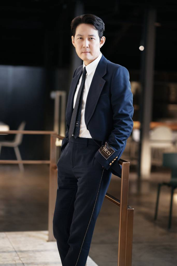 감독 겸 배우 이정재가 3일 오후 서울 종로구 삼청동의 한 카페에서 진행된 영화 '헌트' 개봉 관련 인터뷰를 위해 포즈를 취하고 있다. '헌트'는 넷플릭스 오리지널 시리즈 '오징어 게임'을 통해 대한민국을 대표하는 배우에서 세계적인 배우로 발돋움한 배우 이정재의 감독 데뷔작으로 화제를 모으고 있다. '헌트'는 조직 내 숨어든 스파이를 색출하기 위해 서로를 의심하는 안기부 요원 '박평호'(이정재 분)와 '김정도'가 '대한민국 1호 암살 작전'이라는 거대한 사건과 직면하며 펼쳐지는 첩보 액션 드라마. 오는 10일 개봉. / 사진제공 = 메가박스중앙(주)플러스엠 /사진=김창현 기자 chmt@