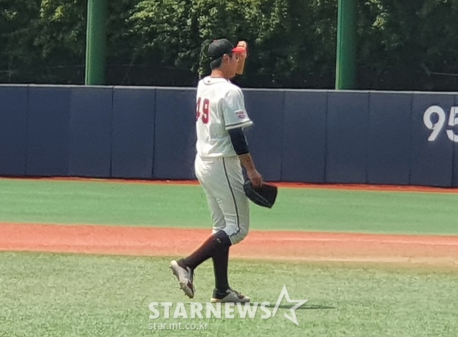 덕수고 심준석이 5일 서울 신월야구장에서 열린 제56회 대통령배 전국고교야구대회 2회전에서 3회 말 마운드를 내려가고 있다. /사진=양정웅 기자