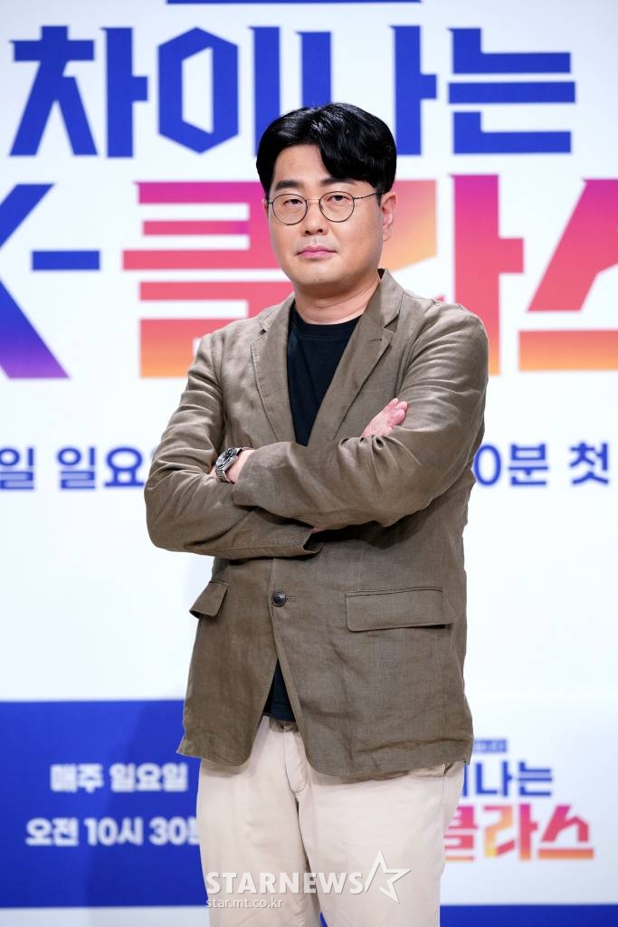정선일 PD가 5일 오후 온라인 생중계로 진행된 JTBC 새 예능 '차이나는 K-클라스' 제작발표회에 참석해 포즈를 취하고 있다. 음악, 영화, 드라마, 게임 등 세계적으로 주목받고 있는 한국의 대중문화와 그 원류인 한국의 전통문화를 조명하는 프로그램 '차이나는 K-클라스'는 오늘(5일) 첫 방송된다. /사진제공=JTBC 2022.08.05 /사진=이동훈 기자 photoguy@