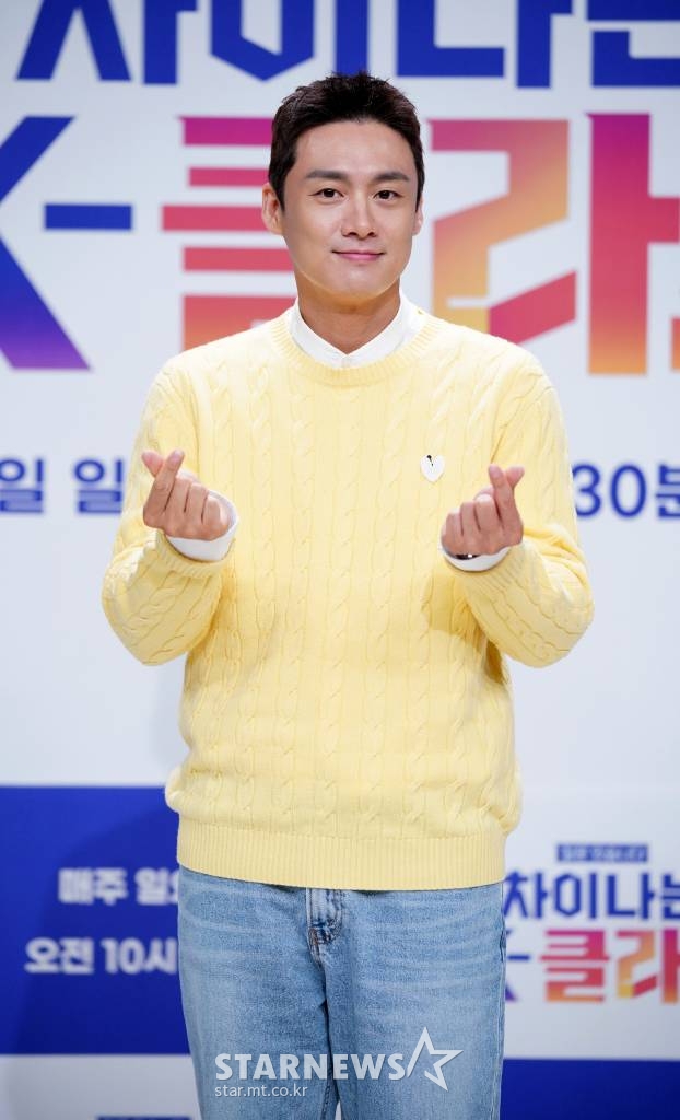 방송인 오상진이 5일 오후 온라인 생중계로 진행된 JTBC 새 예능 '차이나는 K-클라스' 제작발표회에 참석해 포즈를 취하고 있다. 음악, 영화, 드라마, 게임 등 세계적으로 주목받고 있는 한국의 대중문화와 그 원류인 한국의 전통문화를 조명하는 프로그램 '차이나는 K-클라스'는 오늘(5일) 첫 방송된다. /사진제공=JTBC 2022.08.05 /사진=이동훈 기자 photoguy@