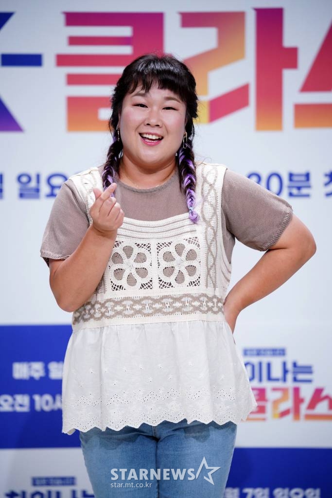 코미디언 김민경이 5일 오후 온라인 생중계로 진행된 JTBC 새 예능 '차이나는 K-클라스' 제작발표회에 참석해 포즈를 취하고 있다. 음악, 영화, 드라마, 게임 등 세계적으로 주목받고 있는 한국의 대중문화와 그 원류인 한국의 전통문화를 조명하는 프로그램 '차이나는 K-클라스'는 오늘(5일) 첫 방송된다. /사진제공=JTBC 2022.08.05 /사진=이동훈 기자 photoguy@