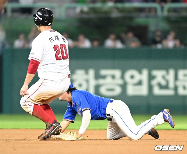 삼성 김상수(오른쪽)가 6일 인천 SSG전 6회말 무사 1루에서서 김지찬의 빗나간 송구를 잡아 슬라이딩으로 1루주자 이재원을 포스아웃 처리하고 있다.
