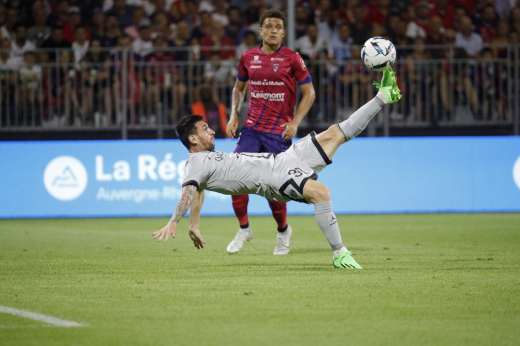 리오넬 메시가 7일 프랑스 리그앙 클레르몽과 경기서 오버헤드킥을 하고 있다./사진=PSG 트위터