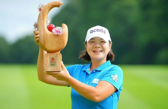 이민영이 7일 JLPGA 홋카이도 메이지컵 정상에 오른 뒤 우승컵을 들어올리고 있다./사진=이민영 인스타그램