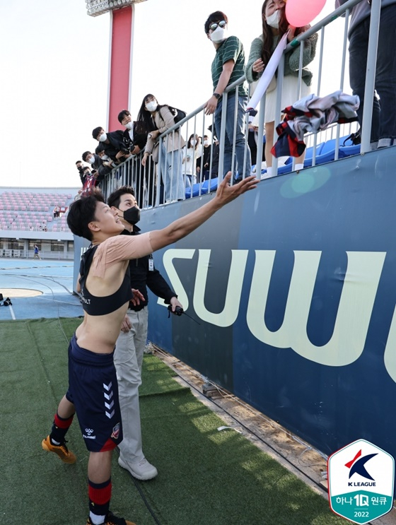 자주 팬들에게 유니폼을 선물하는 이승우(왼쪽). /사진=한국프로축구연맹 제공