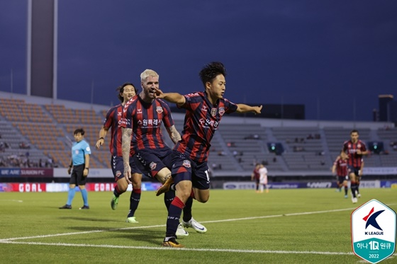이승우(오른쪽). /사진=한국프로축구연맹 제공