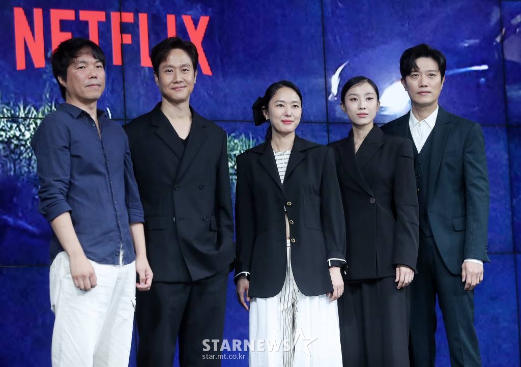 김진우 감독, 배우 정우, 윤진서, 박지연, 박휘순이 9일 오전 서울 종로구 JW메리어트 동대문 스퀘어 서울에서 열린 넷플릭스 시리즈 '모범가족' 제작발표회에 참석해 포즈를 취하고 있다. '모범가족'은 파산과 이혼 위기에 놓인 평범한 가장 동하(정우 분)가 우연히 죽은 자의 돈을 발견하고 범죄 조직과 처절하게 얽히며 벌어지는 범죄 스릴러다. 오는 12일 공개. 2022.08.09 /사진=김창현 기자 chmt@