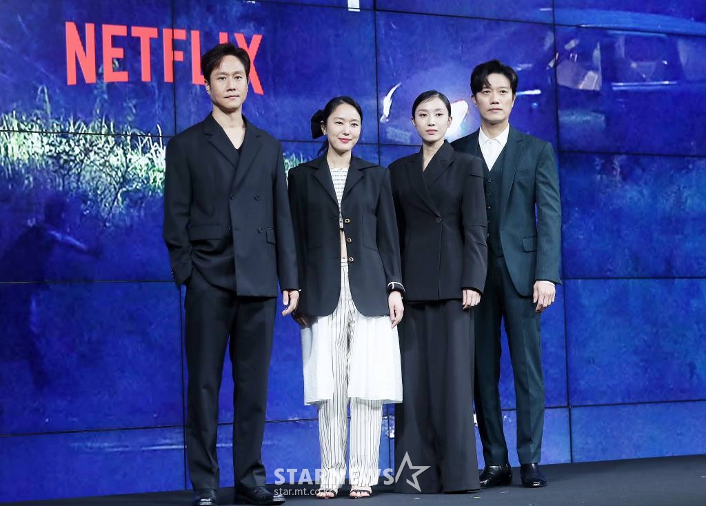 배우 정우, 윤진서, 박지연, 박휘순이 9일 오전 서울 종로구 JW메리어트 동대문 스퀘어 서울에서 열린 넷플릭스 시리즈 '모범가족' 제작발표회에 참석해 포즈를 취하고 있다. '모범가족'은 파산과 이혼 위기에 놓인 평범한 가장 동하(정우 분)가 우연히 죽은 자의 돈을 발견하고 범죄 조직과 처절하게 얽히며 벌어지는 범죄 스릴러다. 오는 12일 공개. 2022.08.09 /사진=김창현 기자 chmt@