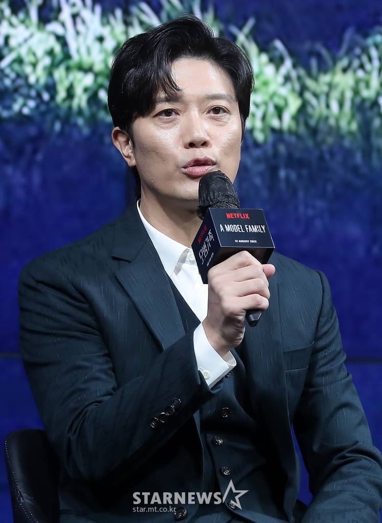 배우 박휘순이 9일 오전 서울 종로구 JW메리어트 동대문 스퀘어 서울에서 열린 넷플릭스 시리즈 '모범가족' 제작발표회에 참석해 인사말을 하고 있다. '모범가족'은 파산과 이혼 위기에 놓인 평범한 가장 동하(정우 분)가 우연히 죽은 자의 돈을 발견하고 범죄 조직과 처절하게 얽히며 벌어지는 범죄 스릴러다. 오는 12일 공개. 2022.08.09 /사진=김창현 기자 chmt@