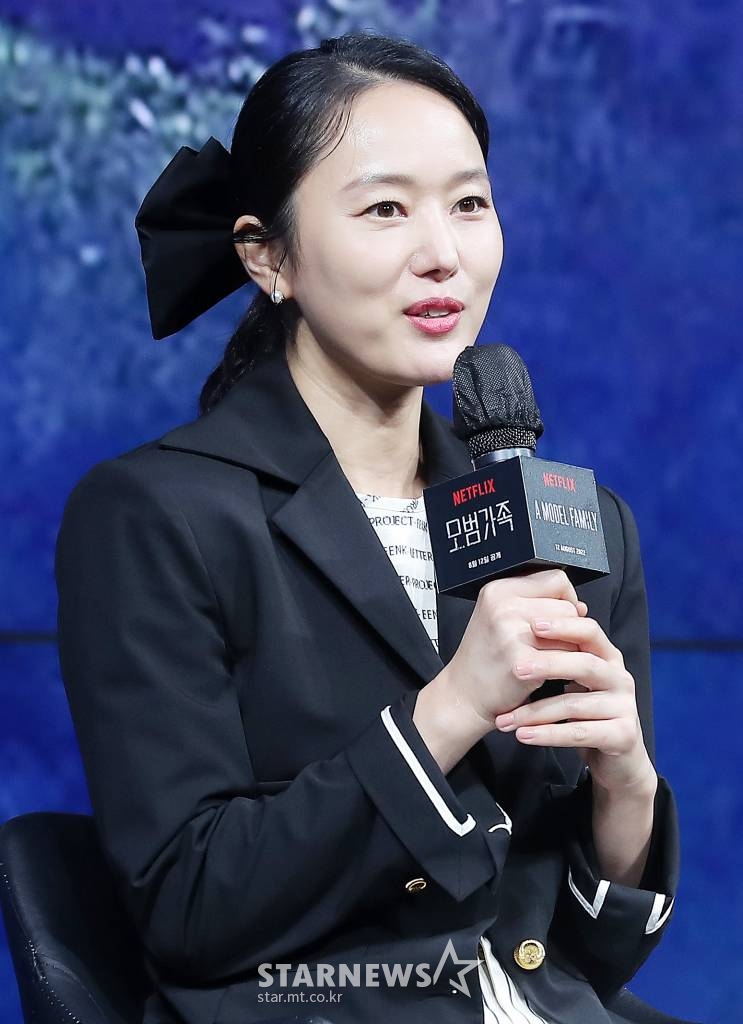 배우 윤진서가 9일 오전 서울 종로구 JW메리어트 동대문 스퀘어 서울에서 열린 넷플릭스 시리즈 '모범가족' 제작발표회에 참석해 인사말을 하고 있다. '모범가족'은 파산과 이혼 위기에 놓인 평범한 가장 동하(정우 분)가 우연히 죽은 자의 돈을 발견하고 범죄 조직과 처절하게 얽히며 벌어지는 범죄 스릴러다. 오는 12일 공개. 2022.08.09 /사진=김창현 기자 chmt@