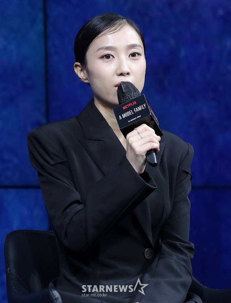 배우 박지연이 9일 오전 서울 종로구 JW메리어트 동대문 스퀘어 서울에서 열린 넷플릭스 시리즈 '모범가족' 제작발표회에 참석해 인사말을 하고 있다. '모범가족'은 파산과 이혼 위기에 놓인 평범한 가장 동하(정우 분)가 우연히 죽은 자의 돈을 발견하고 범죄 조직과 처절하게 얽히며 벌어지는 범죄 스릴러다. 오는 12일 공개. 2022.08.09 /사진=김창현 기자 chmt@