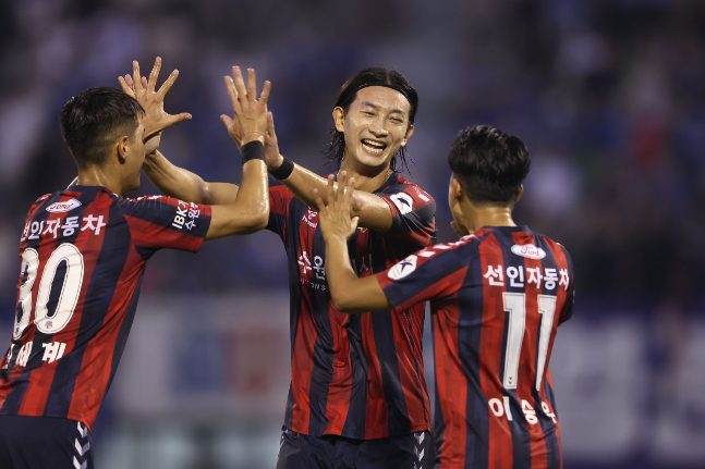 수원FC 김현(가운데). /사진=한국프로축구연맹