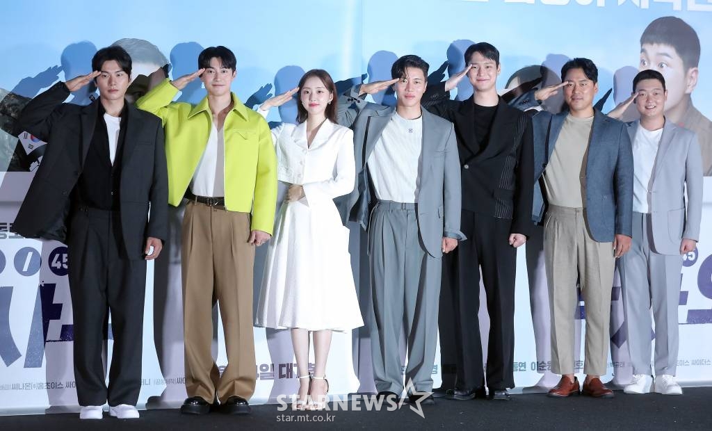배우 이이경, 곽동연, 박세완, 음문석, 고경표, 이순원, 김민호가 10일 오후 서울 용산구 아이파크몰 CGV에서 진행된 영화 '육사오' 언론시사회 및 기자간담회에 참석해 포즈를 취하고 있다. '육사오'는 바람을 타고 군사분계선을 넘어가버린 57억 1등 로또를 둘러싼 남북 군인들간의 코믹 접선극이다. 오는 24일 개봉. 2022.08.10 /사진=김창현 기자 chmt@