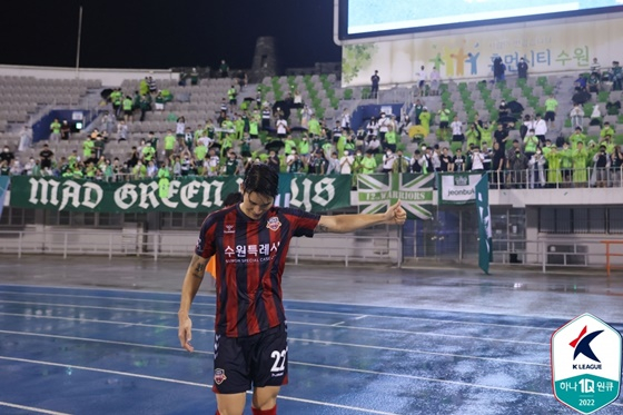 전북 현대 팬들에게 인사하는 이용(빨간색 유니폼). /사진=한국프로축구연맹 제공