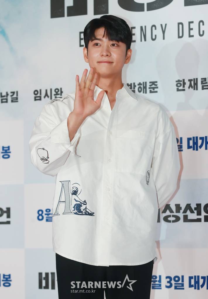 배우 강태오가 25일 오후 서울 강남구 코엑스 메가박스에서 진행된 영화 '비상선언'(감독 한재림) VIP시사회에 참석해 포즈를 취하고 있다.  사상 초유의 항공테러로 무조건적 착륙을 선포한 비행기를 두고 벌어지는 리얼리티 항공재난 영화 '비상선언'은 오는 8월 3일 개봉한다. /2022.07.25 /사진=이동훈 기자 photoguy@