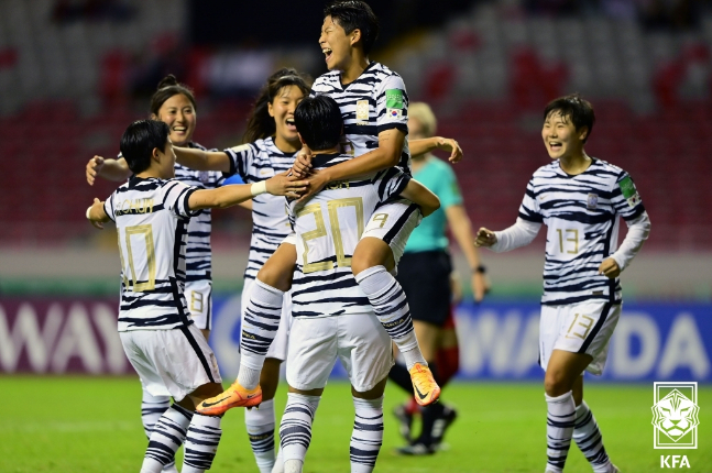 12일 코스타리카에서 열린 캐나다와의 FIFA U-20 여자월드컵 첫 경기에서 득점에 성공한 뒤 기뻐하고 있는 여자대표팀 선수들. /사진=대한축구협회