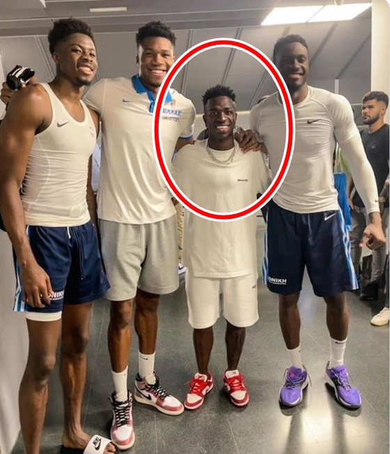 NBA 선수들과 포즈를 취하는 비니시우스 주니오르(빨간색 원). /사진=야니스 아데토쿤보 트위터 캡처