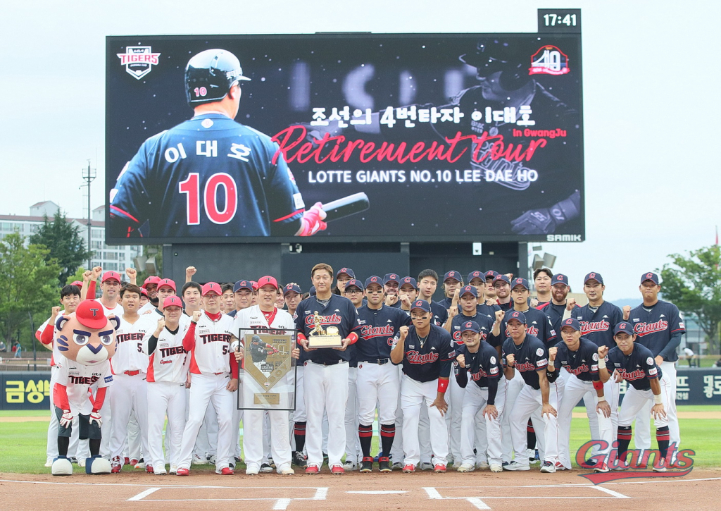 KIA와 롯데 선수들이 13일 이대호 은퇴투어 행사를 마치고 기념사진을 찍고 있다./사진=롯데 자이언츠