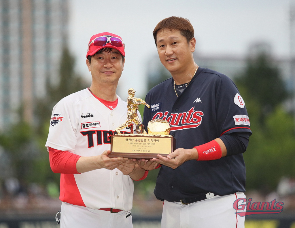 KIA 김종국 감독(왼쪽)이 이대호 은퇴투어를 맞아 광주 무등구장 미니어처 트로피를 선물하고 있다./사진=롯데 자이언츠